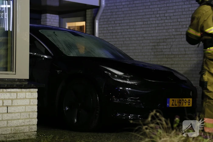 Tesla op oprit vliegt in brand tijdens laden
