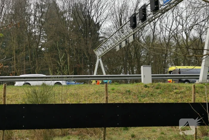 Automobilist vliegt met auto de vangrail in