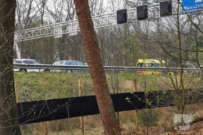 Automobilist vliegt met auto de vangrail in
