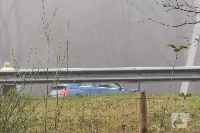 Automobilist vliegt met auto de vangrail in
