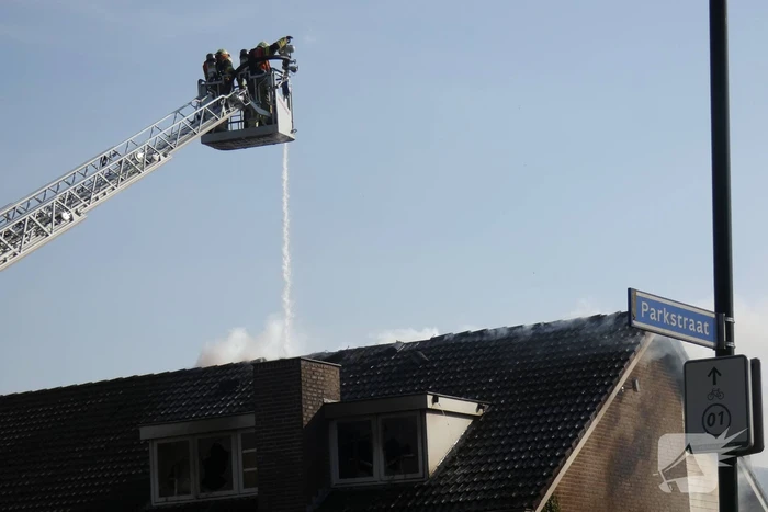 Veel rook bij uitslaande woningbrand