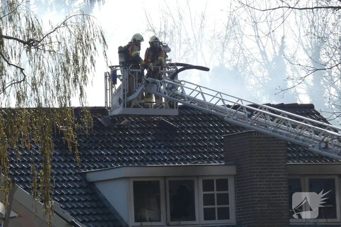 Veel rook bij uitslaande woningbrand