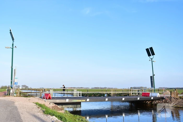 Speciale brug voor landbouwverkeer aangelegd in polder