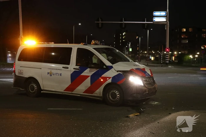 Politiewagen botst op auto