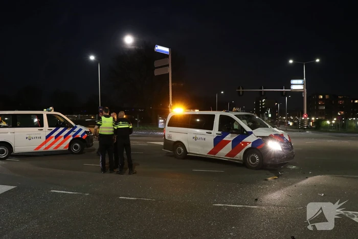 Politiewagen botst op auto