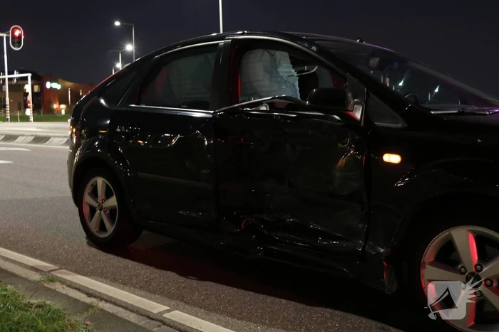 Politiewagen botst op auto