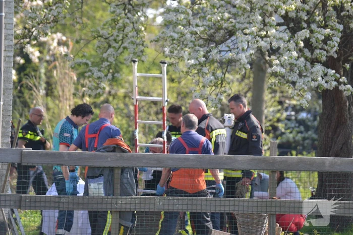 Man bekneld in leiding septictank