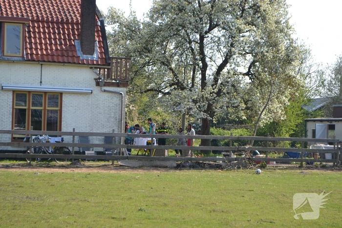Man bekneld in leiding septictank