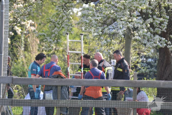 Man bekneld in leiding septictank