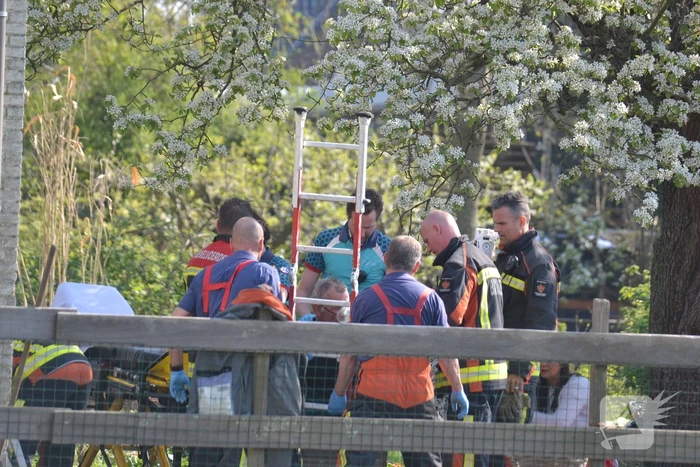 Man bekneld in leiding septictank