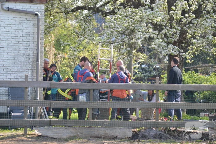 Man bekneld in leiding septictank