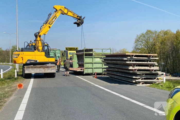 Vrachtwagen verliest lading met bekisting