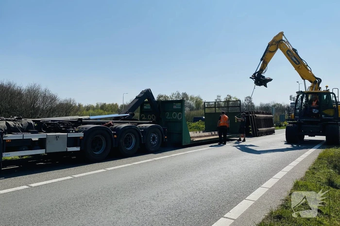 Vrachtwagen verliest lading met bekisting