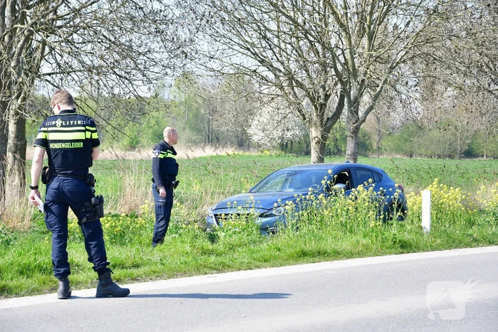 Man met mes steelt onopvallende politievoertuig