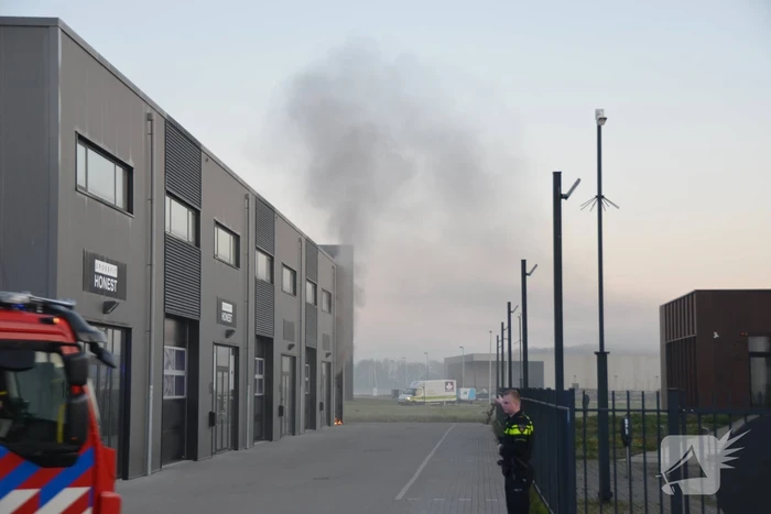 Uitslaande brand in bedrijfspand