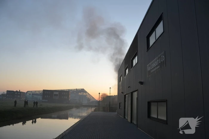 Uitslaande brand in bedrijfspand