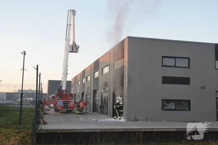 Uitslaande brand in bedrijfspand