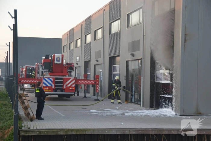 Uitslaande brand in bedrijfspand