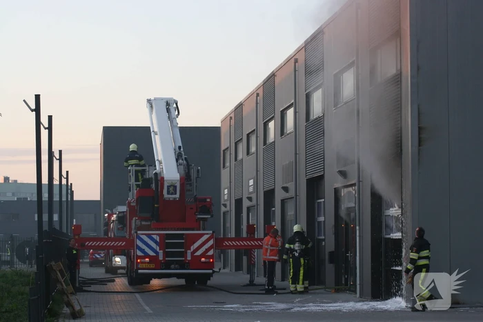 Uitslaande brand in bedrijfspand