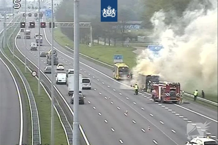 Stadsbus vliegt spontaan in brand op snelweg