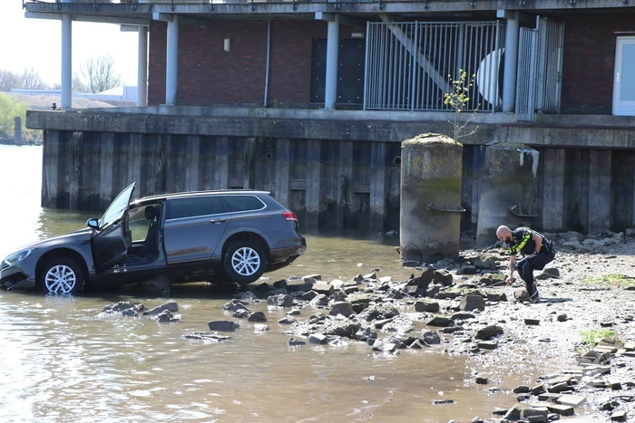 Voertuig rijdt het water in