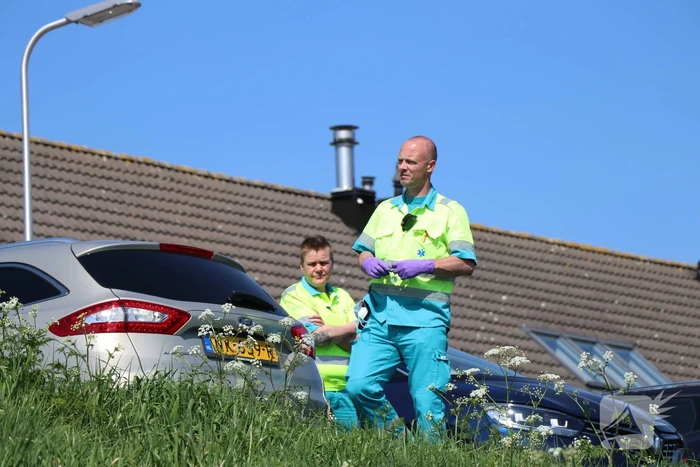 Voertuig rijdt het water in