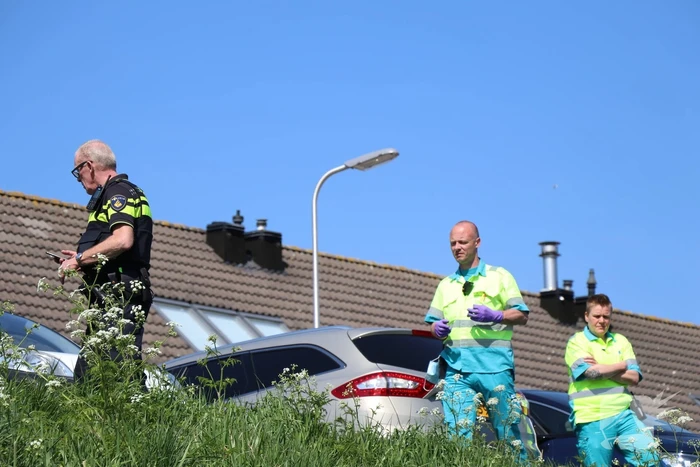Voertuig rijdt het water in