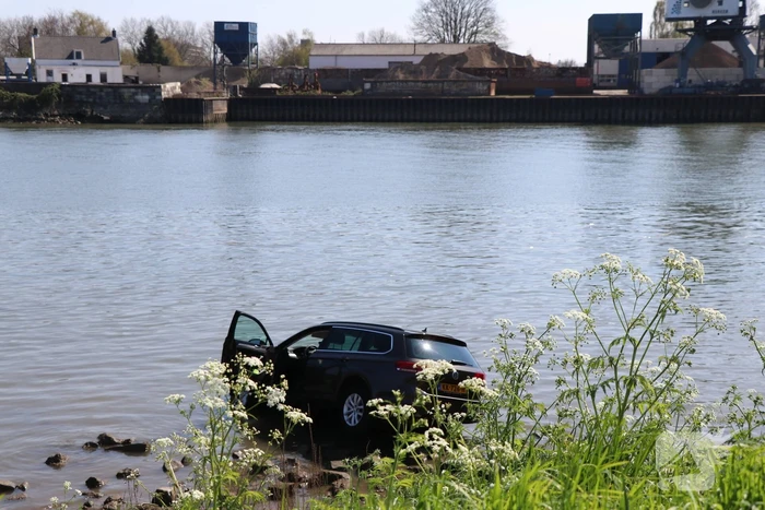 Voertuig rijdt het water in