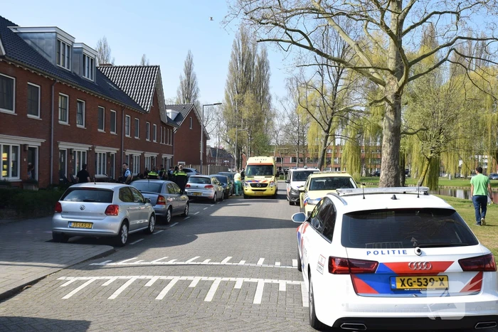 Klein kind krijgt heet water over zich heen, raakt ernstig gewond