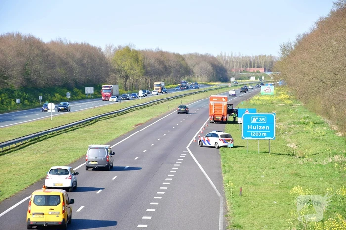 Zwaan vliegt dwars door voorruit vrachtwagen