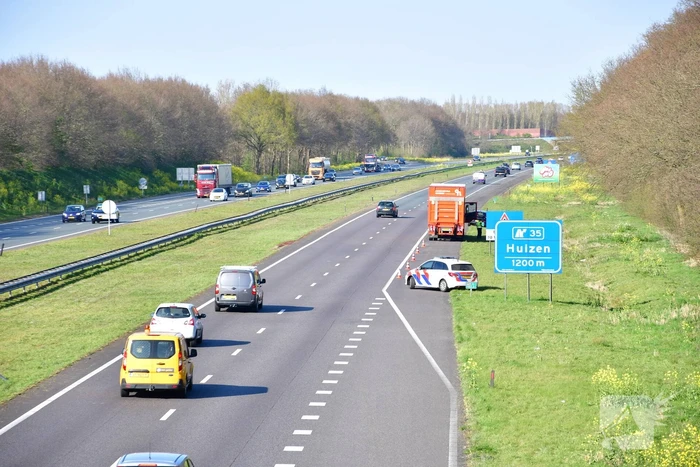 Zwaan vliegt dwars door voorruit vrachtwagen