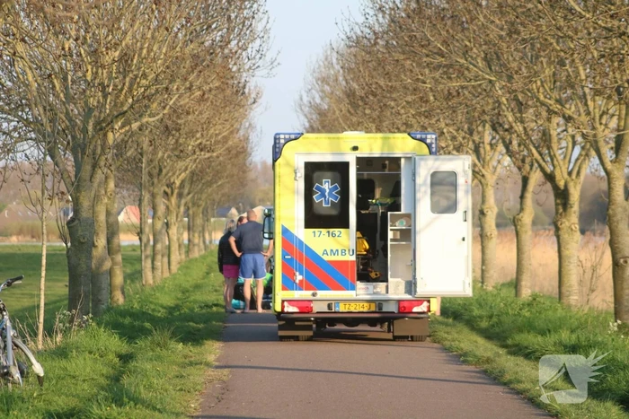 Voetganger zwaargewond na val