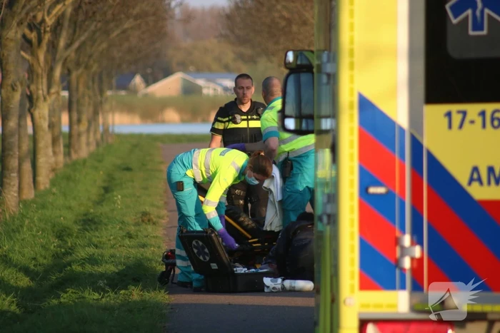 Voetganger zwaargewond na val