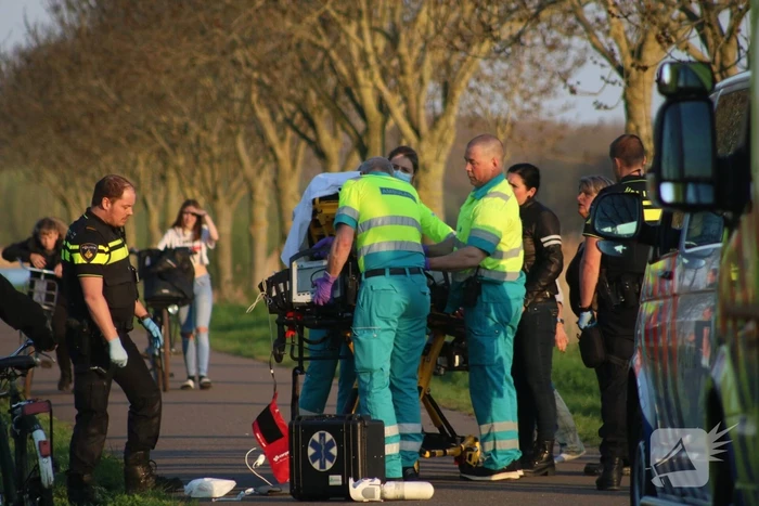 Voetganger zwaargewond na val