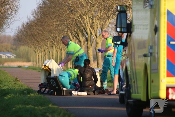 Voetganger zwaargewond na val