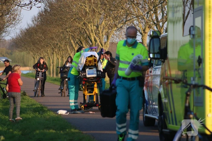 Voetganger zwaargewond na val