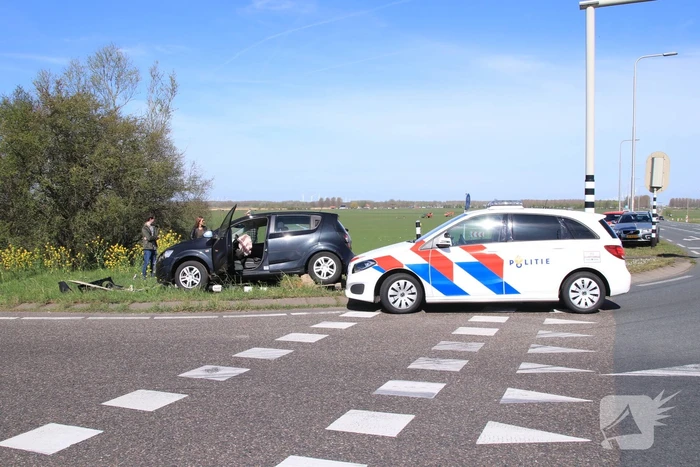 Automobilist rijdt verkeerslicht uit de grond