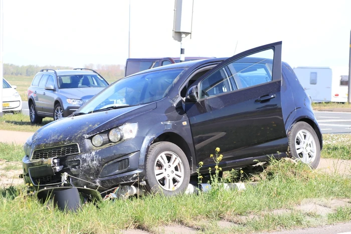 Automobilist rijdt verkeerslicht uit de grond