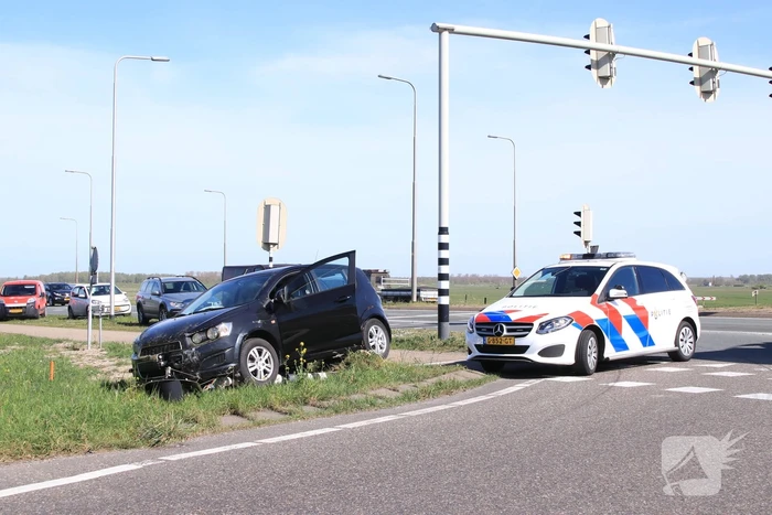 Automobilist rijdt verkeerslicht uit de grond