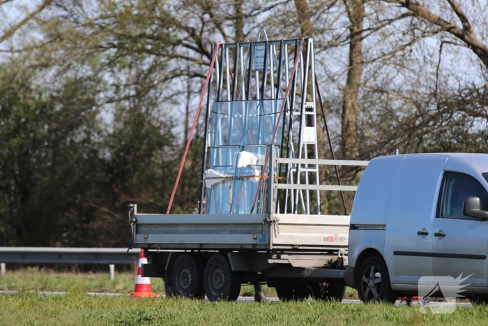 Snelweg bezaaid met glas door afgevallen lading