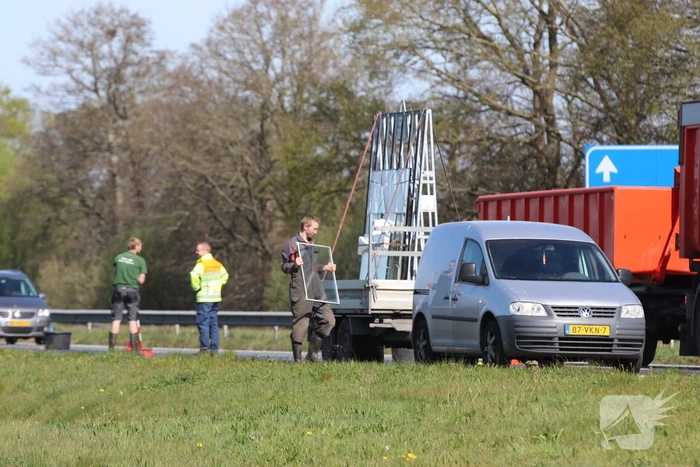 Snelweg bezaaid met glas door afgevallen lading