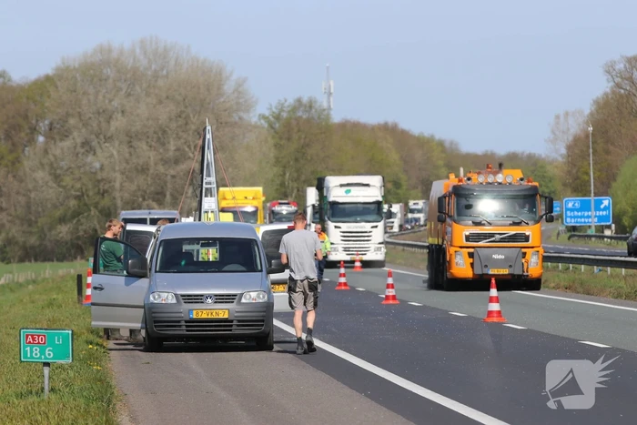 Snelweg bezaaid met glas door afgevallen lading
