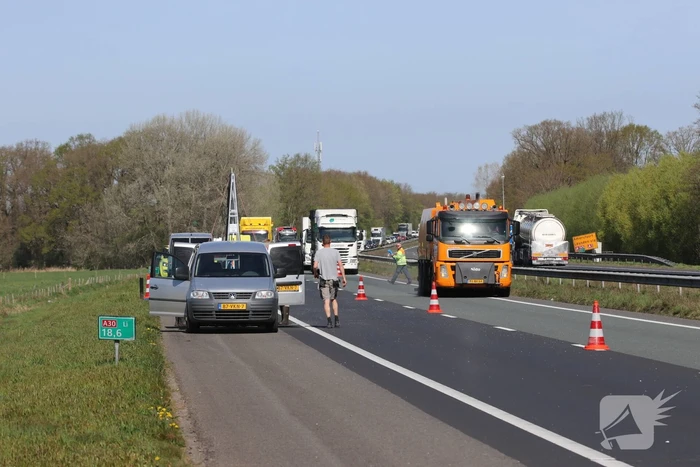 Snelweg bezaaid met glas door afgevallen lading