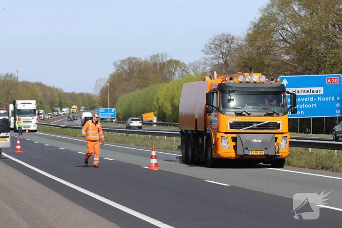 Snelweg bezaaid met glas door afgevallen lading