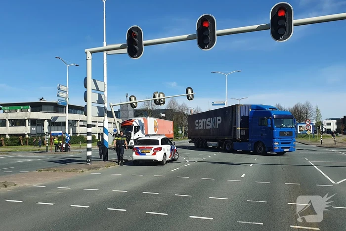 Vrachtwagen PostNL komt tegen verkeerslicht tot stilstand