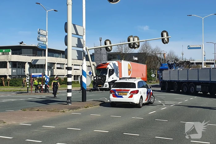 Vrachtwagen PostNL komt tegen verkeerslicht tot stilstand
