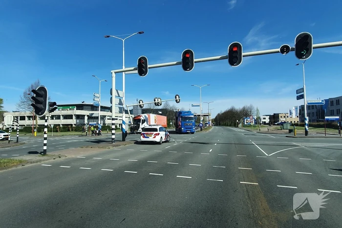 Vrachtwagen PostNL komt tegen verkeerslicht tot stilstand
