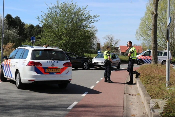 Auto's frontaal op elkaar gebotst