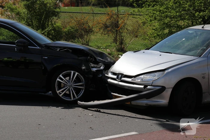 Auto's frontaal op elkaar gebotst