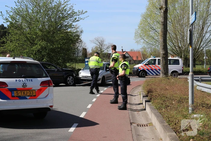 Auto's frontaal op elkaar gebotst